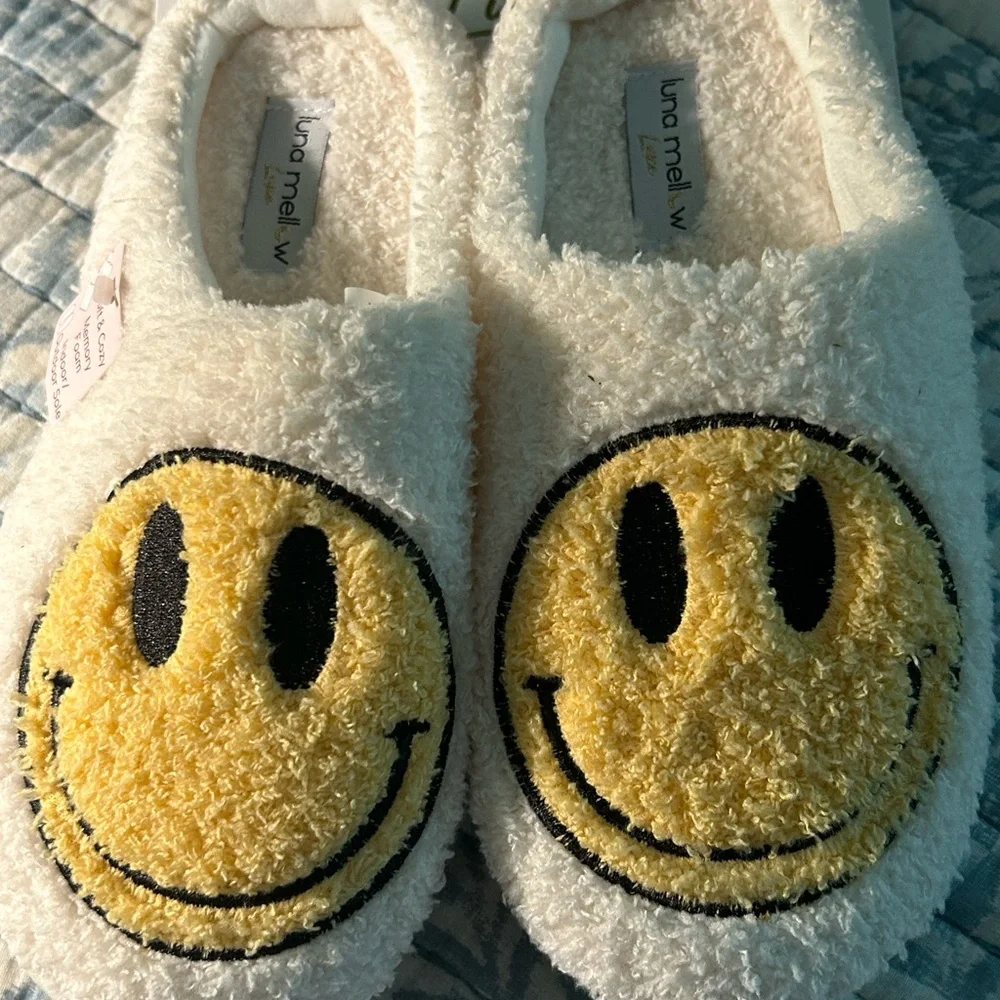 Adorable, Luna Mellow Luxe Smiley slippers ❤️ - Picture 3 of 4